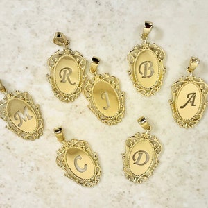 Elegante colgante de oro macizo de 14 quilates con letra mayúscula