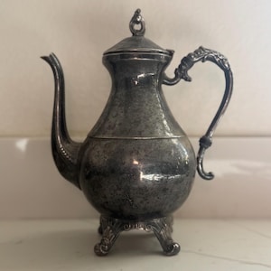 Antik silverpläterad kaffekanna med utsmyckat handtag och klofötter – Vintage viktoriansk tekanna – Elegant lantlig inredning