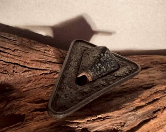 彫刻的な鉄製灰皿｜日本で発見されたヴィンテージの三角形のトレイ