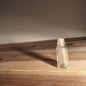 Antik hårfärgsflaska i glas | Kimigayo japansk präglad kosmetikaflaska