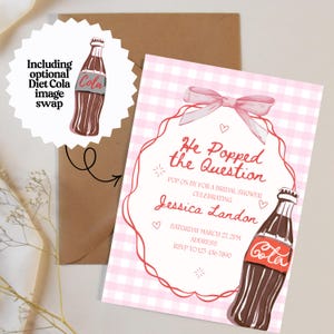 Peut inclure: Une invitation de fiançailles rose à carreaux vichy avec une illustration de bouteille de cola. Le texte de l'invitation est "He Popped the Question" et comprend les détails de l'événement. Un échange d'image Diet Cola en option est inclus.