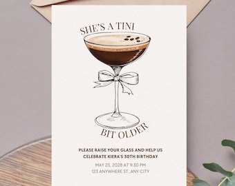 Plantilla de invitación para un Martini Espresso "A Tini Bit Older" / Tema de cumpleaños editable / Descarga digital instantánea imprimible en Canva, 21, 30 y 40 años