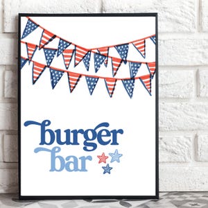 Peut inclure: Une affiche imprimable avec un fond blanc et du texte bleu qui dit "burger bar". Le texte est décoré d'étoiles rouges, blanches et bleues. Une guirlande de drapeaux rouges, blancs et bleus est suspendue au-dessus du texte.