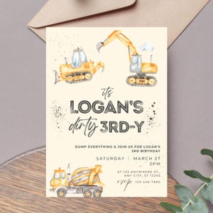 Op de afbeelding: Een lichtbeige verjaardagsuitnodiging met illustraties van bouwmachines. De tekst luidt "It's Logan's dirty 3rd-Y" met evenementdetails. Bevat een bulldozer, een graafmachine en een betonmixer.