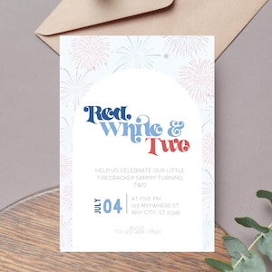 Peut inclure: Invitation à une fête d'anniversaire sur le thème rouge, blanc et deux avec un motif de feux d'artifice bleus et blancs. L'invitation indique "Aidez-nous à célébrer notre petit pétard Sammy qui fête ses deux ans. Le 04 juillet à 17h00, 123 Anywhere St, Any City, ST 12345. RSVP au 123-456-7890."