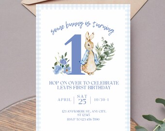 Puede incluir: Una tarjeta de invitación con estampado de vichy azul y blanco con un número uno azul y una ilustración de Peter Rabbit. El texto dice "some bunny is turning 1" y "Hop on over to celebrate Levi's first birthday". La fecha y la hora son el 25 de abril a las 10:30-1. La dirección es 123 Anywhere St., Any City, ST 12345. El número de RSVP es 123-456-7890.