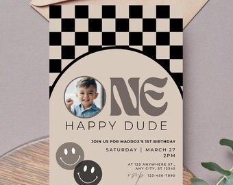 One Happy Dudeのレトロな1歳の誕生日招待状テンプレート、男の子向けの編集可能なテーマ、デジタル印刷可能なダウンロード、チェック柄のクールな顔のグルーヴィーなデザイン