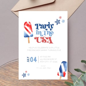 Peut inclure: Une invitation de fête rouge, blanche et bleue avec le texte "Party in the USA" et un graphique de deux sucettes glacées. L'invitation est pour une fête d'anniversaire d'enfant le 4 juillet. Le texte comprend également l'heure, l'adresse et les informations RSVP.