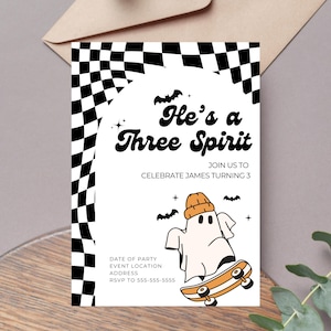 Puede incluir: Una invitación a una fiesta con un borde a cuadros en blanco y negro y el texto "He's a Three Spirit". La invitación presenta un fantasma de dibujos animados en monopatín y murciélagos. La invitación es para celebrar el cumpleaños número 3 de James.