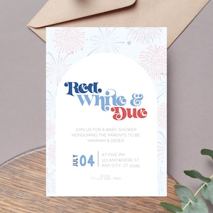 Peut inclure: Invitation à une fête prénatale rouge, blanche et bleue avec un motif de feux d'artifice et le texte "Red, White & Due" dans une police rétro. L'invitation comprend la date "July 04" et l'heure "At Five PM".