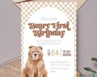 Könnte beinhalten: Eine Illustration eines braunen Bären vor einem weißen Hintergrund. Der Text "It's Lily's Beary First Birthday" ist in braunen Buchstaben mit einer Retro-Schriftart. Der Text "We can bearly wait to celebrate with you" ist in braunen Buchstaben. Das Datum "July 04" ist in braunen Buchstaben. Die Uhrzeit "10:30-NOON" ist in braunen Buchstaben. Die Adresse "123 Anywhere St Any City, ST 12345" ist in braunen Buchstaben. Die RSVP-Informationen "RSVP to 123-456-7890" sind in braunen Buchstaben.