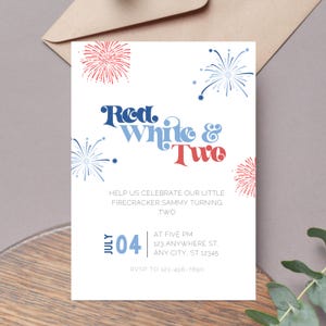 Peut inclure: Une invitation d'anniversaire sur le thème du 4 juillet. L'invitation présente un motif de feux d'artifice bleus et rouges et le texte "Help us celebrate our little firecracker Sammy turning two." L'invitation comprend également la date "July 04" et l'heure "At Five PM" ainsi qu'une adresse et des informations RSVP.