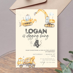 Könnte beinhalten: Hellbeige Geburtstagseinladung mit Illustrationen gelber Baumaschinen. Der Text lautet "LOGAN is digging being 4" mit Veranstaltungsdetails. Enthält einen Bulldozer, einen Bagger und einen Betonmischer.