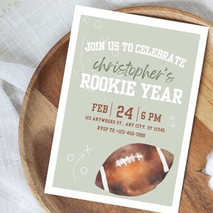 Puede incluir: Una invitación verde y blanca con una ilustración de fútbol marrón. La invitación dice "Únete a nosotros para celebrar el año de novato de Christopher" con la fecha y la hora "Feb 24 | 6 PM".