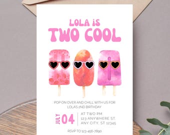 Op de afbeelding: Een roze en witte verjaardagsuitnodiging met de tekst "Lola is Two Cool" in roze letters. De uitnodiging toont drie roze ijsjes met hartvormige zonnebrillen. De tekst "July 04" staat in een roze cirkel met een witte omtrek. De uitnodiging bevat ook de tekst "Pop on over and chill with us for Lola's 2nd birthday" en de tijd en locatie van het feest.