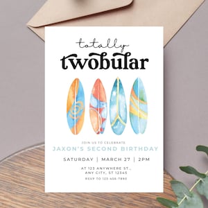 Könnte beinhalten: Weiße Einladungskarte mit dem Text "totally twobular" in schwarzer Schrift. Darunter sind vier Aquarell-Surfbretter in Blau, Orange und Rot abgebildet. Die Karte enthält die Einladung zu "Jaxon's Second Birthday" mit Datum, Uhrzeit und Ort.