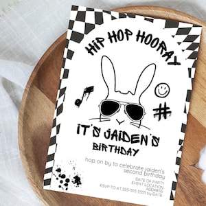 Könnte beinhalten: Schwarz-weiße Geburtstagseinladung mit einem Comic-Kaninchen, das eine Sonnenbrille trägt, und dem Text "Hip Hop Hooray It's Jaiden's Birthday".