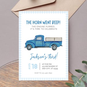 Könnte beinhalten: Einladung mit blauem Aquarell-Truck, Text "THE HORN WENT BEEP!" und "Jackson's third!" auf weißem Hintergrund mit blauem Vichy-Rand. Enthält Datum, Uhrzeit und Adresse.