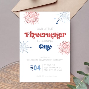 Peut inclure: Une invitation de fête de premier anniversaire rouge, blanche et bleue sur le thème des feux d'artifice. L'invitation indique "Notre petit pétard a un an" et comprend la date "Juillet 04" et l'heure "À cinq heures de l'après-midi".