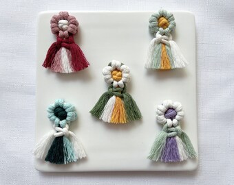 Imán de margarita de macramé, mini imán de flores, imanes de nevera para el hogar bohemio, regalo de inauguración de la casa personalizado, accesorios boho, linda decoración de la cocina del hogar