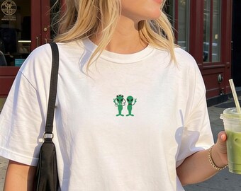 Camiseta minimalista y adorable de novios alienígenas, camiseta de boda cósmica, ropa divertida para despedida de soltera.