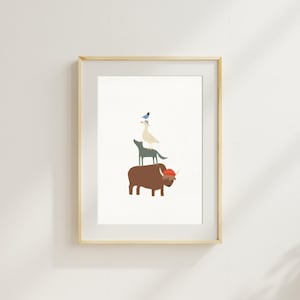 Può includere: Una stampa artistica incorniciata con un'illustrazione stravagante di animali impilati. Una mucca delle Highlands marrone con un cappello rosso sostiene un lupo grigio, un'oca bianca e un uccello blu. L'opera è su sfondo bianco.