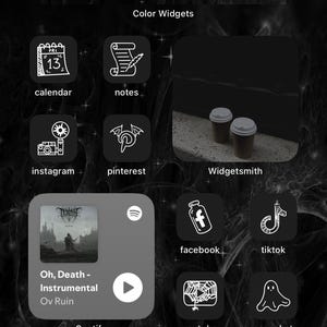 Puede incluir: Pantalla de inicio de teléfono en blanco y negro con iconos de aplicaciones como calendario, notas, Instagram, Pinterest, Facebook, etc. La hora es 2:36 y la fecha es jueves 1 de enero. Fondo abstracto oscuro.