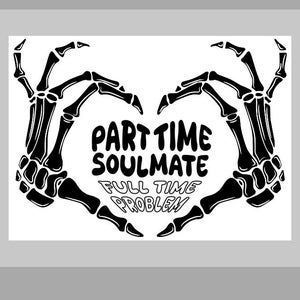 Könnte beinhalten: Schwarz-weiß-Illustration von zwei Skeletthänden, die eine Herzform bilden. Der Text im Herzen lautet "Part Time Soulmate Full Time Problem".