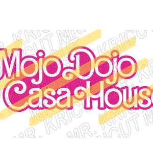 Puede incluir: Un logotipo rosa y naranja con el texto "Mojo Dojo Casa House" en un estilo de fuente retro.