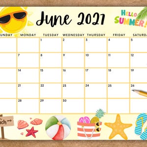 Pode incluir: Uma página de calendário de junho de 2021 com tema de verão, incluindo um sol com óculos de sol, folhas de palmeira e o texto Hello Summer. A grade contém ilustrações de praia como uma bola, estrela-do-mar, conchas, chinelos e uma placa com a inscrição Way to Beach.