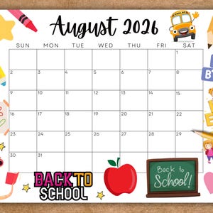 Può includere: Un colorato calendario di agosto 2026 con illustrazioni a tema scolastico. Presenta un autobus giallo, matite e il testo "Back to School!" e "August 2026". Include una mela rossa, un verme con gli occhiali e un cuore.