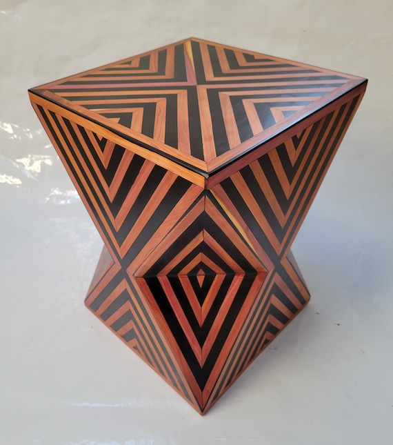 レッドシダーと黒樹脂の六角形コーヒーテーブル：モダンなモロッコ風