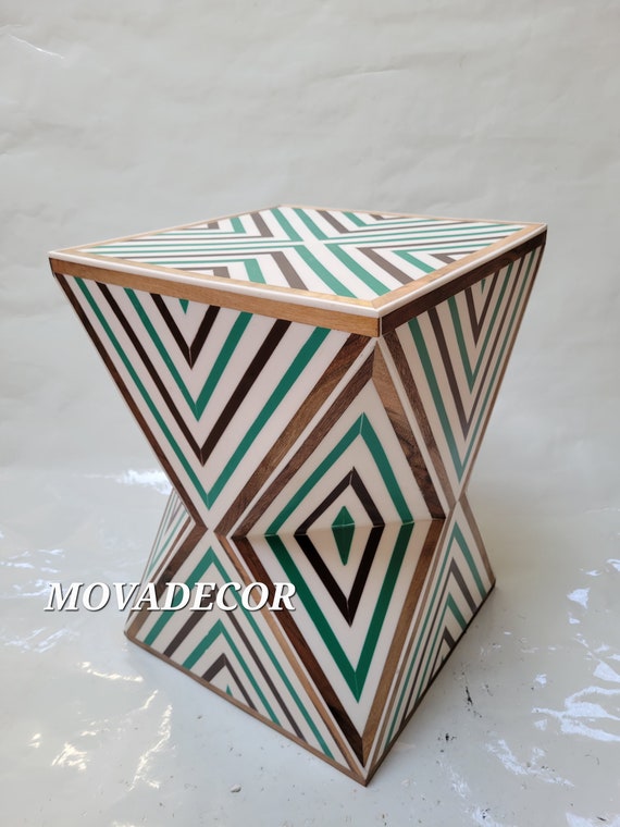 クルミ材とブルー樹脂のモロッコサイドテーブル – ハンドクラフトの