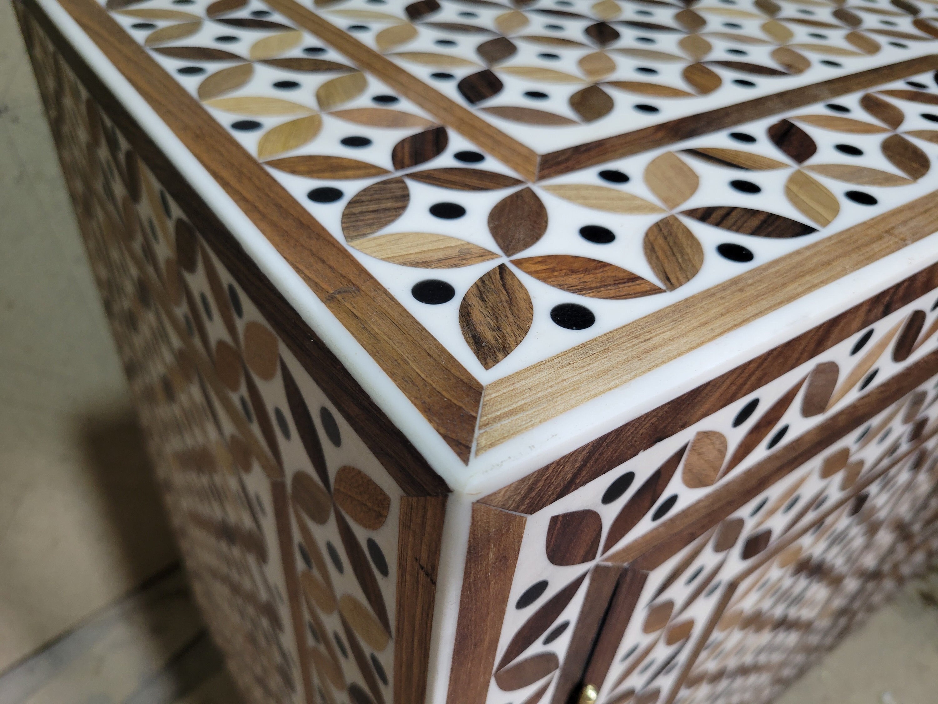 モロッコ風ウォールナットチェスト：3段引き出し付きデンマーク