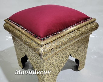 Krzesło marokańskie wykonane z mosiądzu, drewna i eleganckiej czerwonej tkaniny, taboret