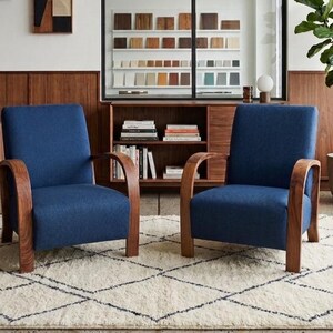 Mid-Century Modern Nussbaum Armlehnstühle, handgefertigte blaue Polstersessel