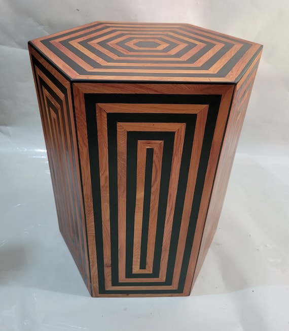 レッドシダーと黒樹脂の六角形コーヒーテーブル：モダンモロッコ