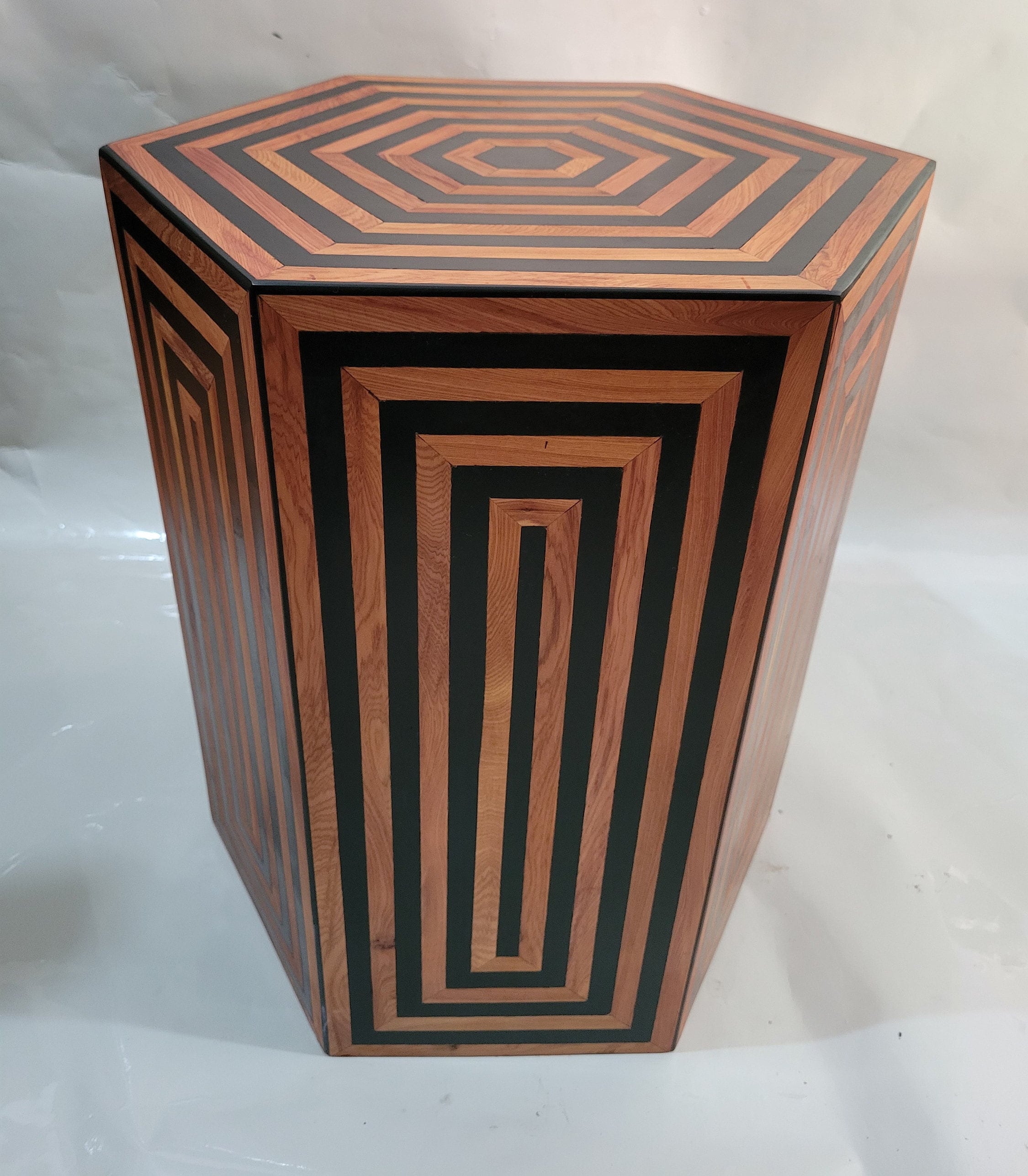 レッドシダーと黒樹脂の六角形コーヒーテーブル：モダンモロッコ