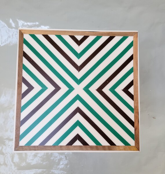 クルミ材とブルー樹脂のモロッコサイドテーブル – ハンドクラフトの