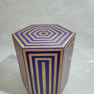 Custom marokkanischer Beistelltisch aus Zeder: gestreiftes blaues Resin Inlay