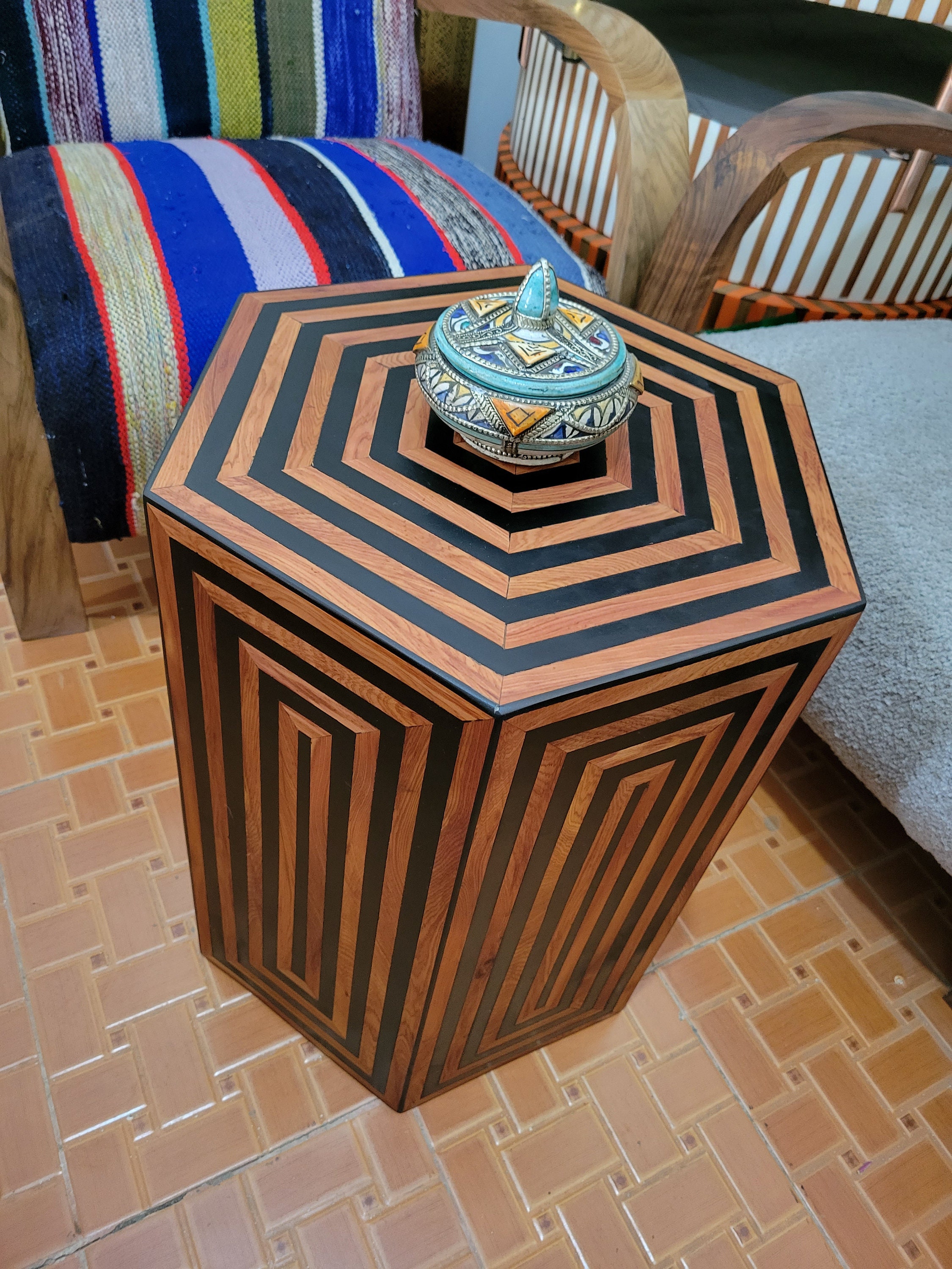 モロッコ　コーヒーテーブル レッドシダーと黒樹脂の六角形コーヒーテーブル：モダンモロッコ