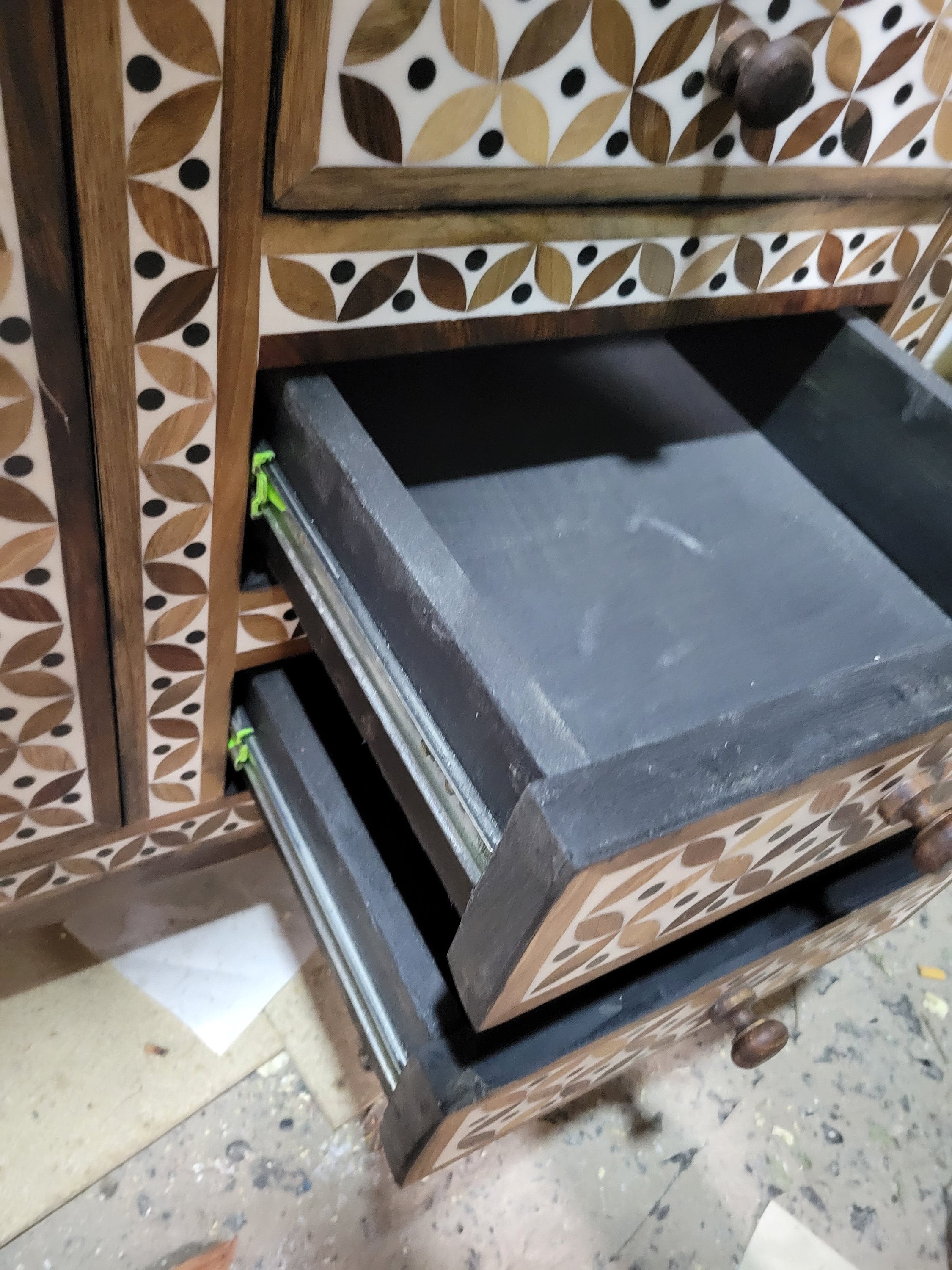 モロッコ風ウォールナットチェスト：3段引き出し付きデンマーク