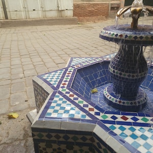 Mosaik-Brunnen Der Außen- und Innenbrunnen in einem großen marokkanischen Mosaik-Brunnen.Marokkanischer Brunnen