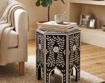 Handgefertigter sechseckiger Beistelltisch mit schwarz-weißen Harzintarsien, Hocker mit marokkanischem Blumendekor