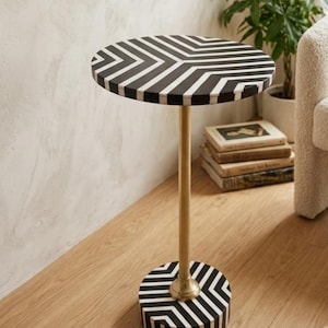 Table d'appoint moderne en résine noire et blanche à chevrons | Pied en laiton