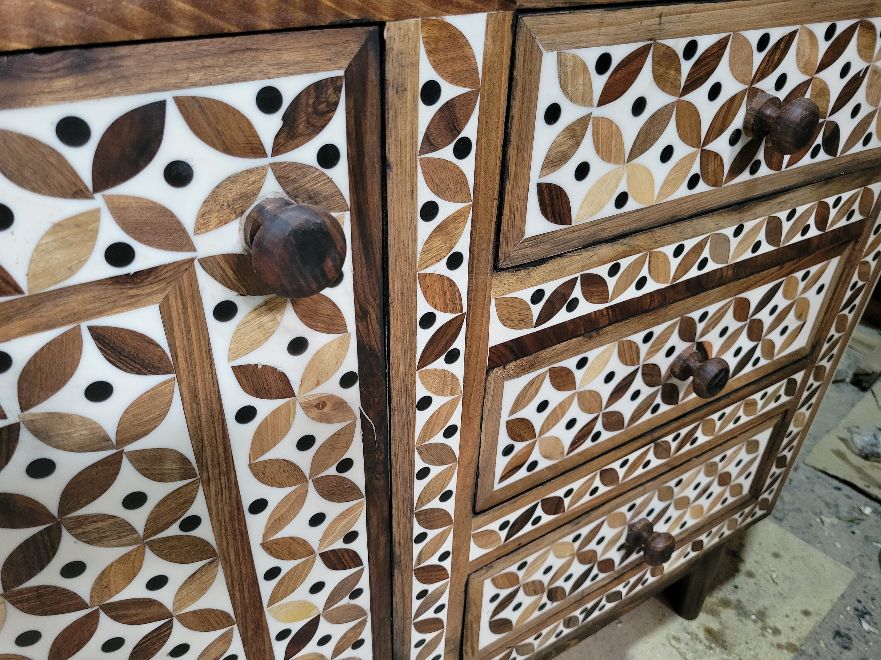 モロッコ風ウォールナットチェスト：3段引き出し付きデンマーク