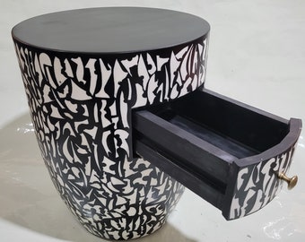 Atemberaubender handgefertigter runder Tisch aus Zedernholz, einzigartiger Kunst-Beistelltisch aus Holz, Beistelltisch aus schwarz-weißem Kunstharz, Schubladentisch