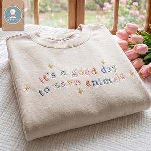Embroidered It's Good Day To Save Animal Sweatshirt, Trendy Vet Tech Sweatshirt, Gift For Animal Lover, Animal Rescue Outfit, Veterinary Tee