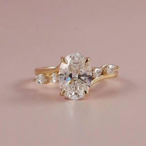 Anel de noivado em ouro amarelo 14k com configuração de catedral, anel de moissanite oval de 2 quilates, pedra lateral vintage, anel de diamante com corte marquise e faixa simples