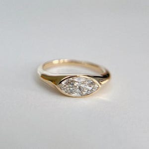 Anel de sinete de moissanita marquise em ouro amarelo 14k: anel de noivado leste-oeste